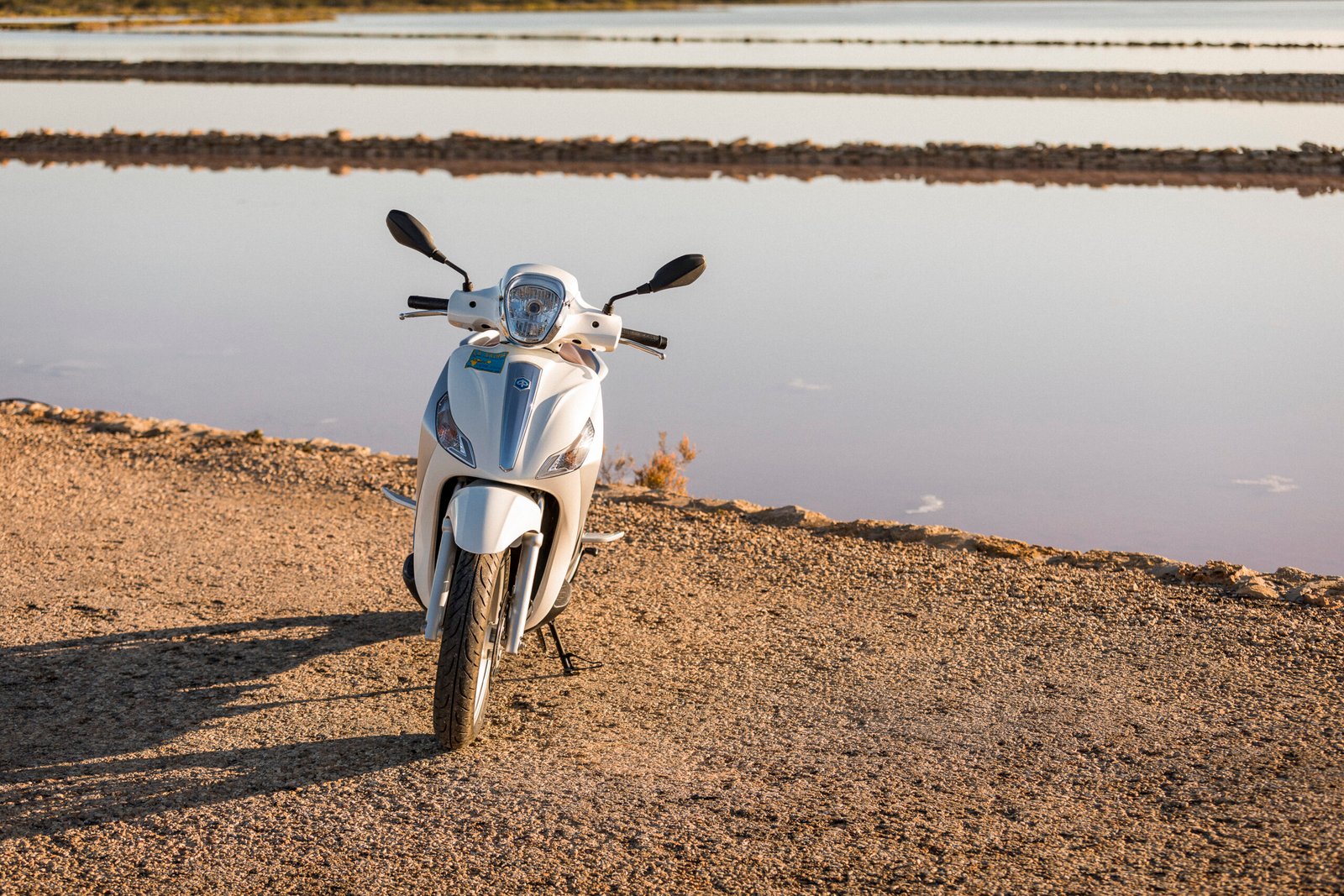 Evita multas aparcando tu moto de alquiler de forma correcta