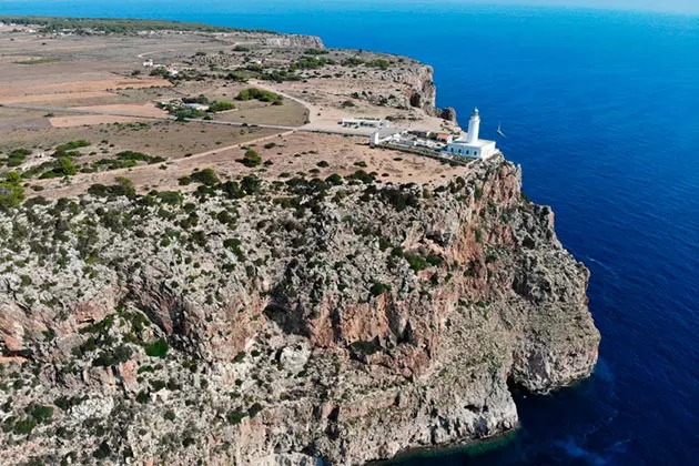 Esplorando le scogliere di Formentera: paesaggi vertiginosi e di bellezza